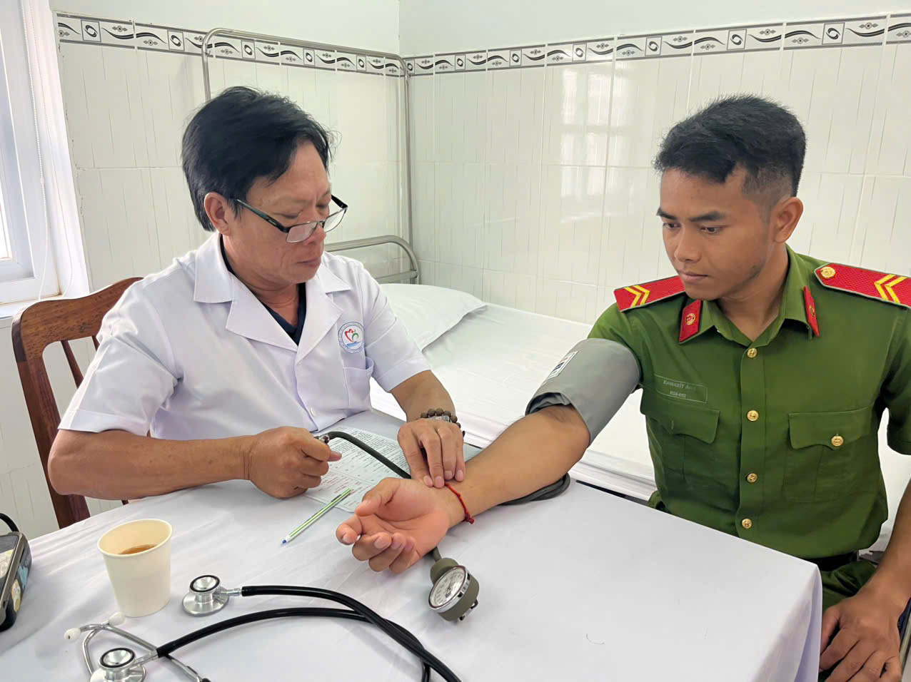 TỪ NHIỆM VỤ BẢO VỆ ĐẾN HÀNH ĐỘNG CỨU NGƯỜI THẦM LẶNG